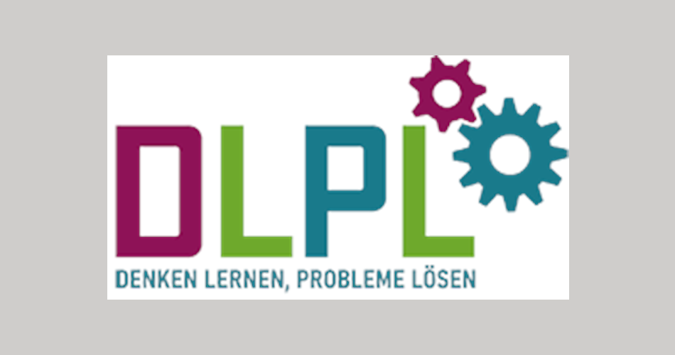 Logo mit den Buchstaben DLPL in Magenta, Grün und Türkis. Rechts oben befinden sich zwei unterschiedlich große Zahnräder in Magenta und Türkis. Unter dem Logo steht der Schriftzug ‚Denken Lernen, Probleme Lösen‘.