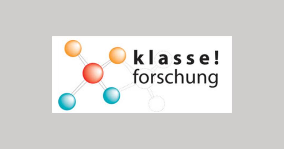 Logo mit dem Schriftzug ‚klasse! forschung‘ in schwarzer Schrift. Links daneben befindet sich eine Illustration aus farbigen, miteinander verbundenen Kreisen in Orange, Rot und Türkis, die an ein Molekül‑ oder Netzwerkmodell erinnert.